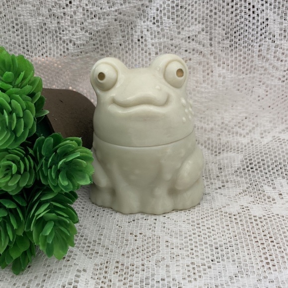 Vintage Avon Enchanted Frog Cream Sachet empty/with box. Good Vintage Condition - Picture 1 of 9